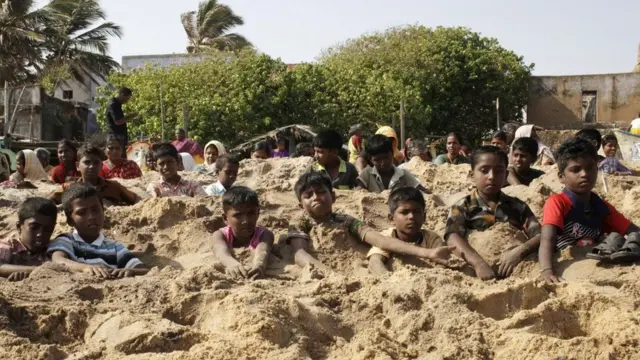 نشطاء وأطفال بولاية تاميل نادو يدفنون أنفسهم في الرمل