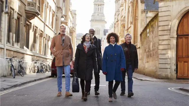 Adultos caminando en grupo