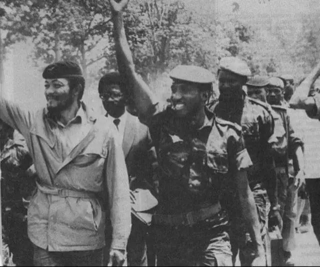 Rawlings (ibumoso) hari politiki nyinshi yavugaga ko ahuriyeho na Thomas Sankara (iburyo)