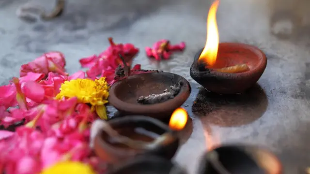 Velas de aceite de coco y flores en Madras