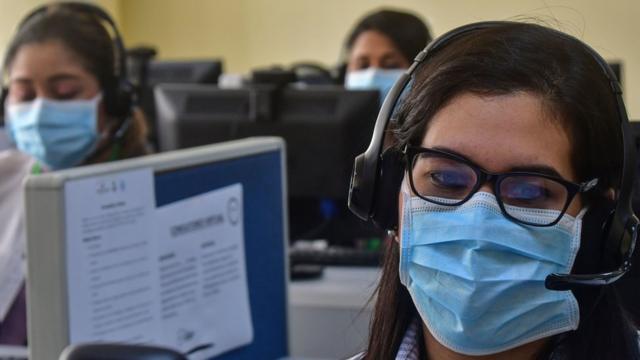 Mujeres trabajando en un call center en Panamá