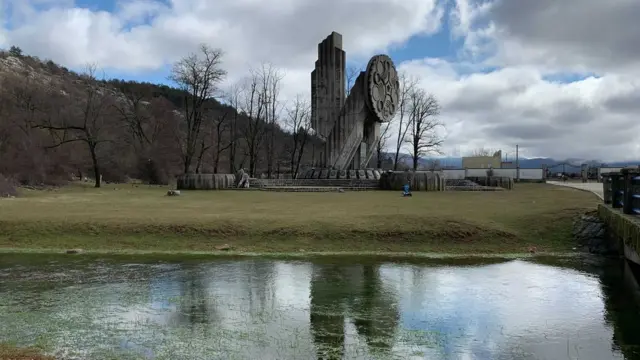 Spomenik žrtvama antifašizma u Nikšiću ispod Trebjese