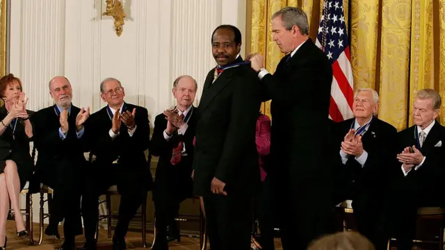 Mu kwezi kwa 11/2005 ubwo Rusesabagina yambikwaga umudari w'ikirenga na Perezida Bush, utangwa na perezida wa Amerika uhabwa abasivili ku bikorwa by'ubutwari