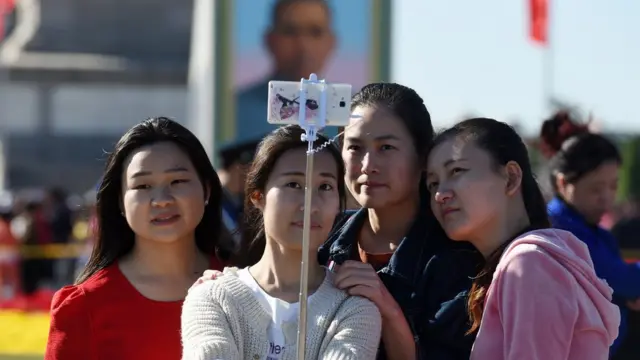 中國民眾用自拍棍自拍。