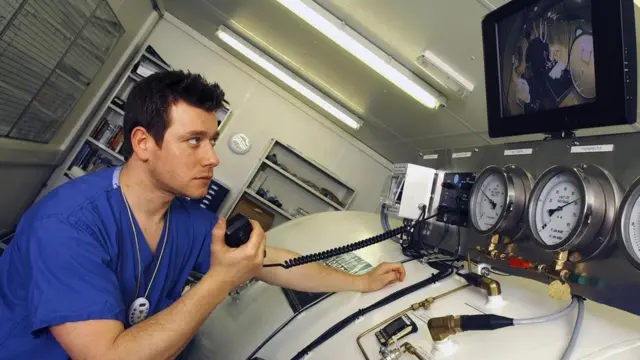 الغواص الذي نجا من الموت بعد نفاد الأكسجين في قاع المحيط