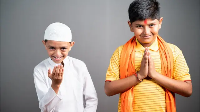 সব ধর্মের মানুষ একই সমাজের অংশ