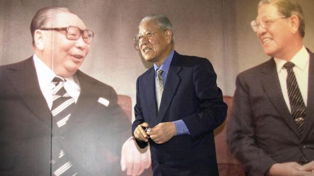1988年蒋经国(左）病逝，李登辉接任总统之后在台湾开启惊天动地的政治工程。