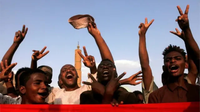 سودانيون يحتفلون بالتوصل لاتفاق بين المجلس العسكري وممثلي المعارضة
