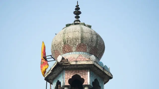 শোক নগর এলাকার 'বড় মসজিদে' আগুন দিয়ে 'হিন্দু পাতাকা' উড়িয়ে দেওয়া হয়।