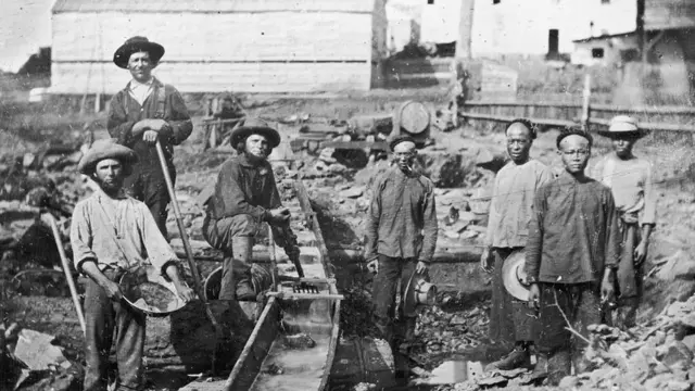 Ảnh chụp khoảng năm 1852, cho thấy thợ mỏ Trung Quốc làm việc cùng thợ mỏ da trắng ở Aubine Ravine, California