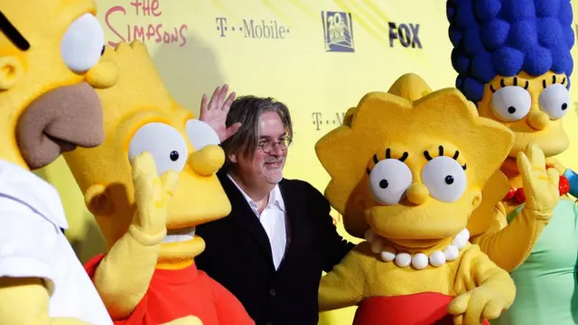 غرونينغ وسط دمى شخصيات المسلسل