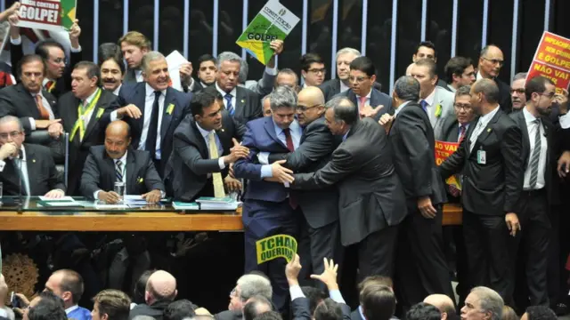 Deputados discutem na mesa diretora da Câmara durante a votação do impeachmentfree bet cadastroDilma