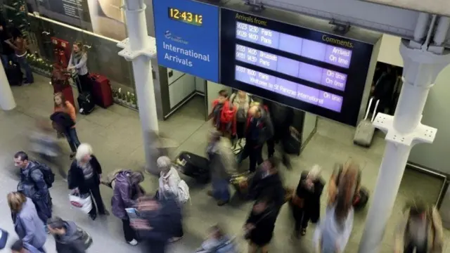 Gente en un aeropuerto
