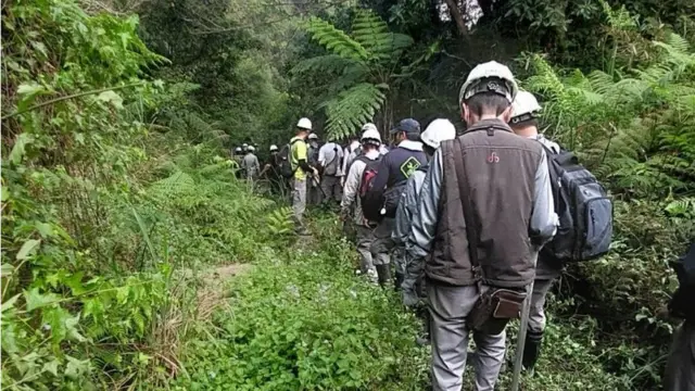 台灣水泥和平礦區64人受困一天一夜後,目前已下撤至安全區域。