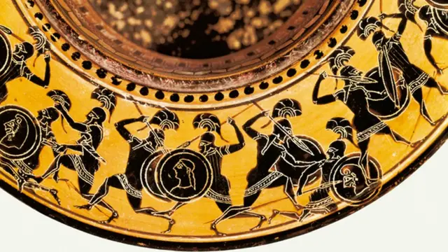 Escenas de batalla en el borde de una vasija de cerámica