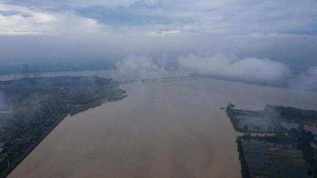 长江下游钱塘江水位超过警戒，钱塘江流域启动防汛Ⅰ级应急响应，转移安置超过5.7万人。