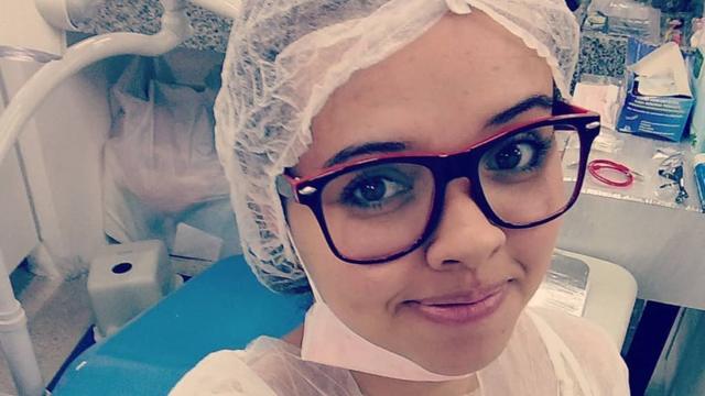 Marianna Rodrigues Martelo vestindo touca e roupas de proteção durante um estágio em odontologia na faculdade