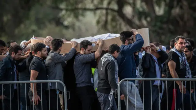 مشيعون يحملون جثمان أحد الضحايا