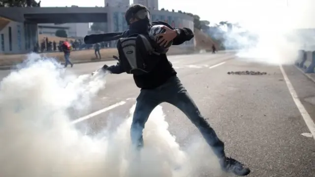 Manifestante da oposição lança gás lacrimogêniofree bet and bonusCaracas