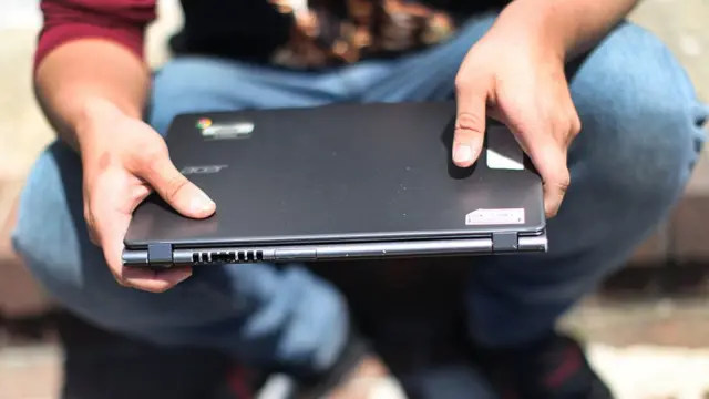 மடிக் கணினி.