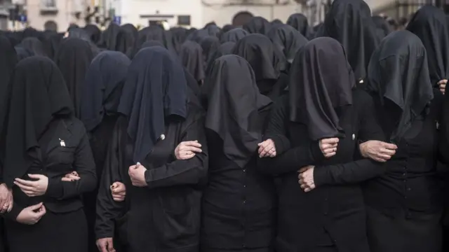 Mujeres en una procesión católica