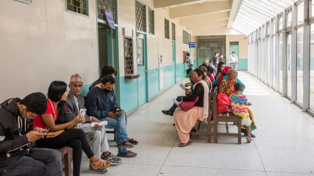 परीक्षणको पालो कुर्दै बिरामीहरू।