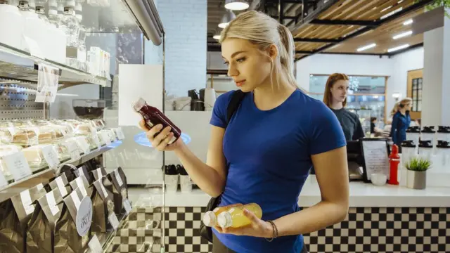 Покупательница у полки с товарами