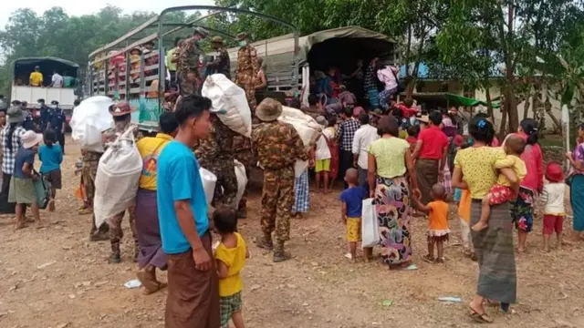 အမ်းမြို့နယ်က နေရပ်ကို ပြန်သွားခဲ့ကြတဲ့ စစ်ဘေးရှောင်ကျေးရွာသားတွေ