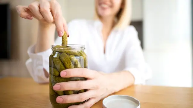 Соленые огурчики в банке