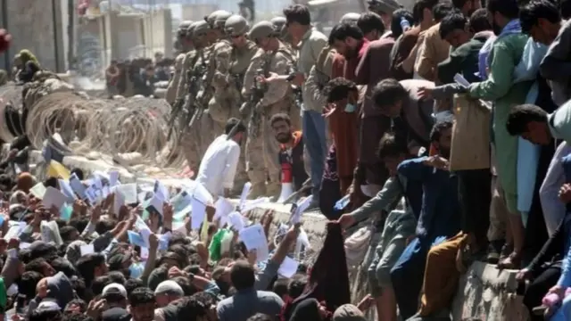 Ribuan warga Afghanistan di Bandara Kabul.