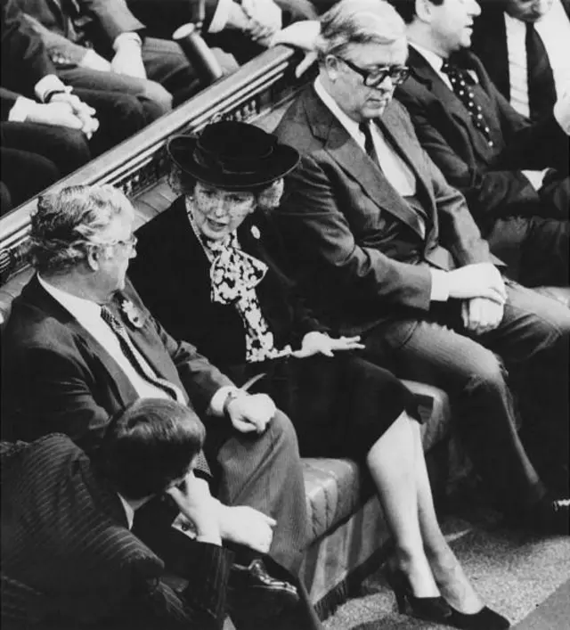 হাউস অফ কমন্সে পুরুষ সহকর্মীদের সঙ্গে মার্গারেট থ্যাচার। বাঁ পাশে পররাষ্ট্র মন্ত্রী জেফ্রি হাও। (৬ই নভেম্বর ১৯৮৪)