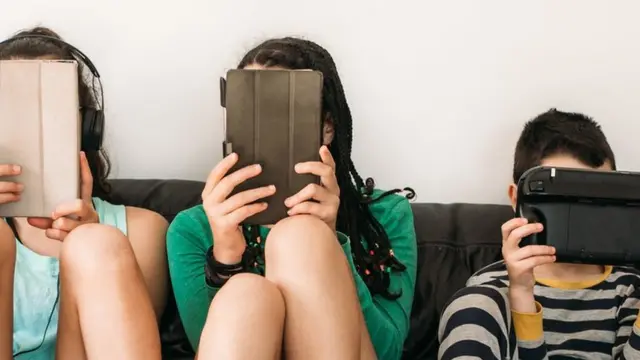 Ular uyda porno suratga olishadi. Koring.