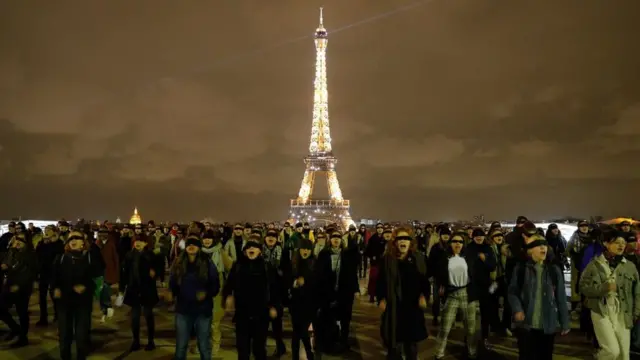 Mulheres protestando diante da Torre Eiffel,betano com baixarParis