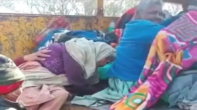 ట్రక్‌లో వృద్ధులు
