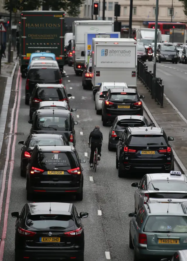 Magaaloota Inglizii keessatti rakkoon baay'ina konkoolaataa fi dhiphinaa karaa kana fakkaata