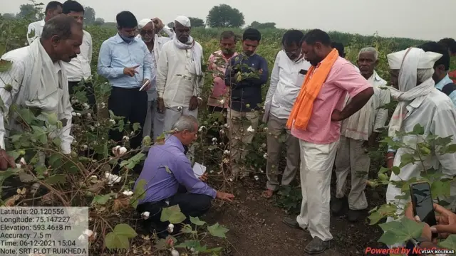 एसआरटी पद्धतीविषयी शेतकऱ्यांना मार्गदर्शन करताना पोकराचे कृषीविद्यावेत्ता विजय कोळेकर.
