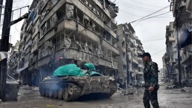 جنود من القوات السورية الحكومية بالقرب من جسر الحاج الاربعاء