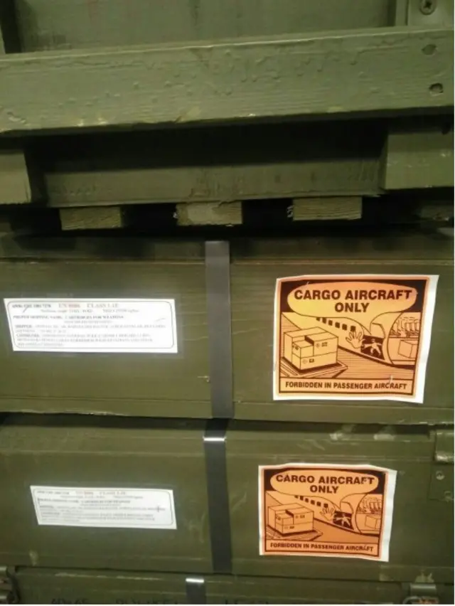 Foto-foto senjata-senjata dalam peti di bea Cukai Bandara Soekarno hatta, banyak beredar di media sosial.