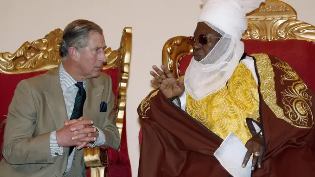 Yarima Charles (Hagu) tare da Sarkin Zazzau, Shebu Idris, a fadarsa lokacin da Yariman na Birtaniya ya kai ziyarar kwana uku a watan Nuwamba na 2006.