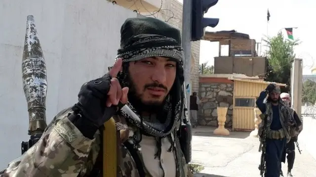 یک سرباز طالبان به پاسداری مقر والی غزنی گماشته شده است