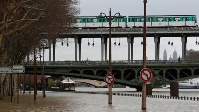 أشد موجة أمطار في فرنسا منذ 100 عام