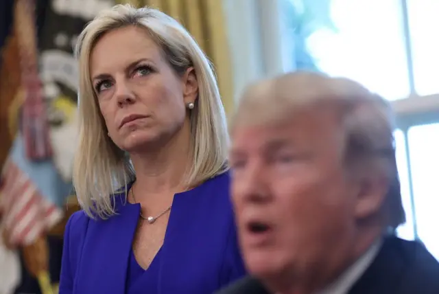 La exsecretaria de Seguridad Interior Kirstjen Nielsen con Donald Trump
