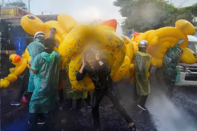 เป็ดยางถูกใช้เป็นอุปกรณ์ป้องกันของกลุ่มราษฎร