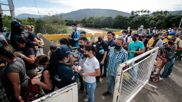 Venezuelanos na fronteira com a Colômbia