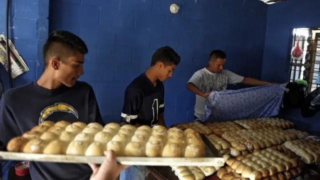 Expandilleros en un taller de pan.