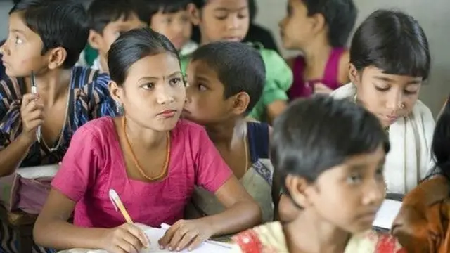 শিশু শিক্ষার্থীরা স্কুলে