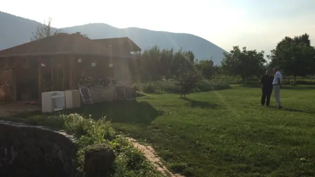 Муриз Мемић и Ифет Ферагет на травњаку у дворишту породице Мемић.