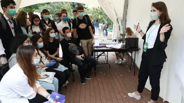 Студенты во время лекции в День первокурсника на МГУ имени М.В. Ломоносова