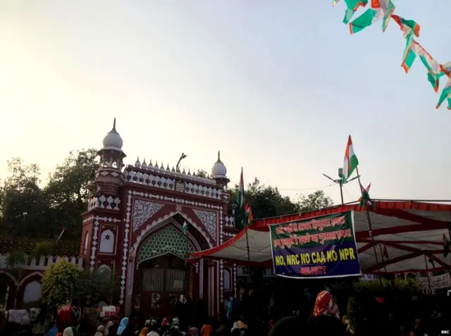 धरने पर बैठी महिलाएं