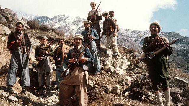 Combatientes afganos de la resistencia antisoviética con sus armas primitivas en las zonas orientales del país.